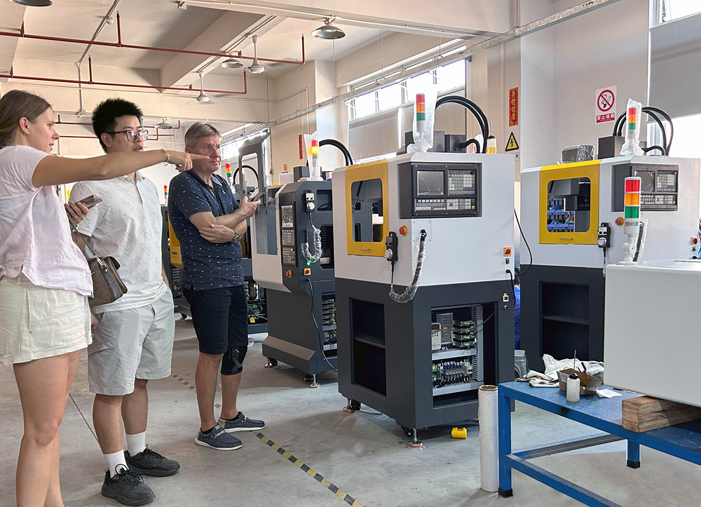 育菁装备桌面级数控机床产车间