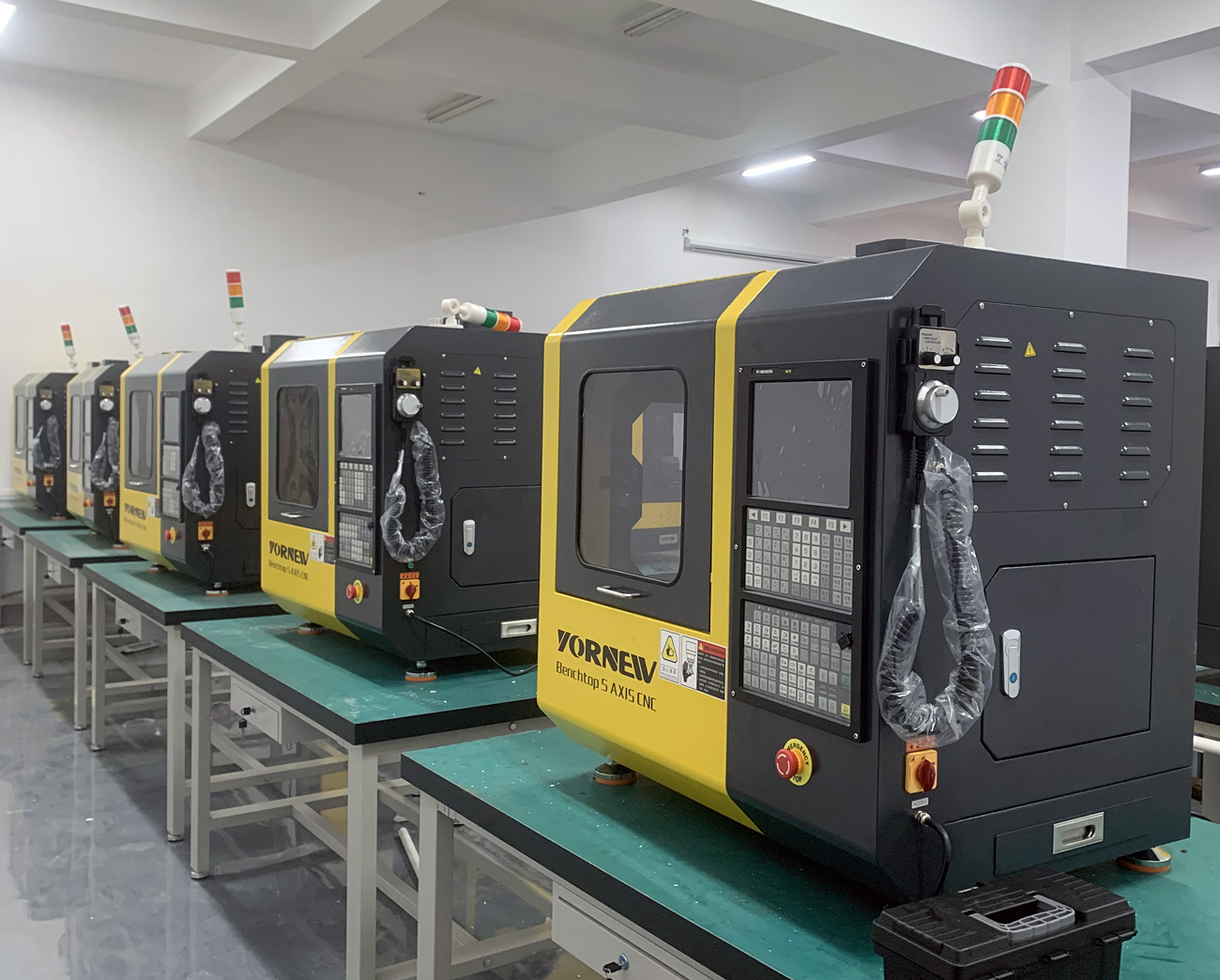 桌面式紧凑型五轴加工中心
